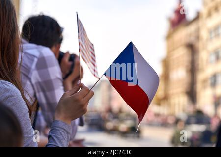 Bandiere ceche e americane nelle mani dei popoli - celebrazione della liberazione di Plzen da parte dell'esercito degli Stati Uniti Foto Stock