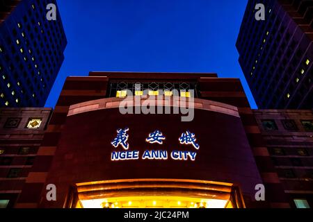 Ngee Ann City è un centro commerciale e commerciale situato in Orchard Road, Singapore. Foto Stock