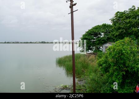 Una capanna sulla riva di un lago. Vista dall'India. Foto Stock