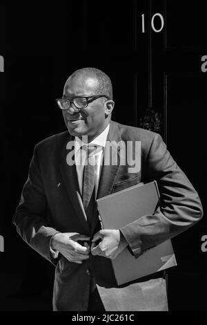 Kwasi Kwarteng MP, Business Secretary e successivamente Cancelliere dello scacchiere, politico del Partito conservatore britannico, Downing Street, Regno Unito, monocromatico Foto Stock