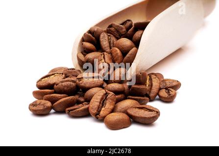 Chicchi di caffè arrosto in paletta di legno isolato su sfondo bianco Foto Stock