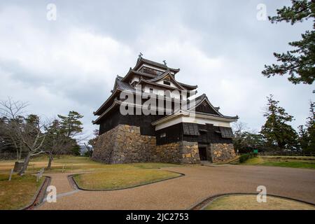 Matsue, Shimane, GIAPPONE - Dic 1 2021 : Castello di Matsue (Matsue-Jo) in giornata piovosa. Fu costruita dal 1607 al 1611 dal giapponese Daimyo Horio Yoshiharu Foto Stock