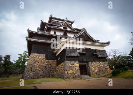 Matsue, Shimane, GIAPPONE - Dic 1 2021 : Castello di Matsue (Matsue-Jo) in giornata piovosa. Fu costruita dal 1607 al 1611 dal giapponese Daimyo Horio Yoshiharu Foto Stock