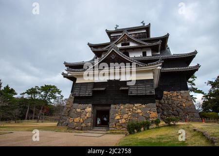 Matsue, Shimane, GIAPPONE - Dic 1 2021 : Castello di Matsue (Matsue-Jo) in giornata piovosa. Fu costruita dal 1607 al 1611 dal giapponese Daimyo Horio Yoshiharu Foto Stock