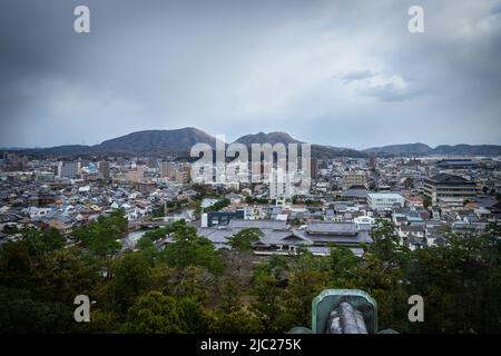 Matsue, Shimane, GIAPPONE - Dic 1 2021 : paesaggio urbano di Matsue da Tenshu (una torre del castello) del castello di Matsue. Matsue è la capitale di Shimane Foto Stock