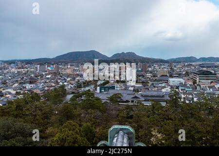 Matsue, Shimane, GIAPPONE - Dic 1 2021 : paesaggio urbano di Matsue da Tenshu (una torre del castello) del castello di Matsue. Matsue è la capitale di Shimane Foto Stock