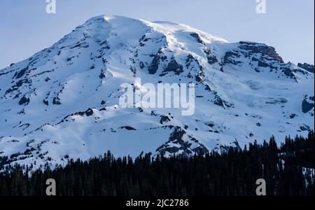 La vetta del Monte Rainier, vista dalla valle del Fiume Paradiso, il 1 giugno 2022. Foto Stock