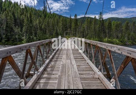 Un ponte a piedi sul fiume Lochsa presso il percorso di Split Creek Trailhead nella Nez Perce-Clearwater National Forest in Idaho. Foto Stock