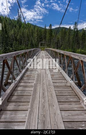 Un ponte a piedi sul fiume Lochsa presso il percorso di Split Creek Trailhead nella Nez Perce-Clearwater National Forest in Idaho. Foto Stock