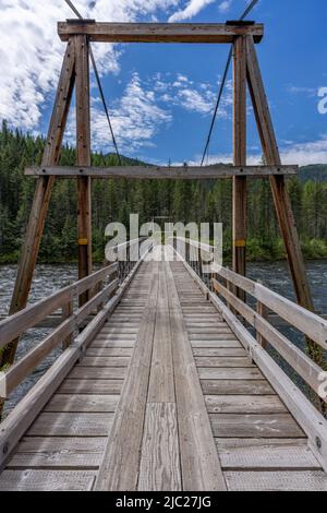 Un ponte a piedi sul fiume Lochsa presso il percorso di Split Creek Trailhead nella Nez Perce-Clearwater National Forest in Idaho. Foto Stock