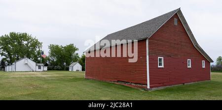 Un granaio rosso con la casa principale e la cucina estiva presso il Welk Homestead state Historic Site nel North Dakota, la casa dell'infanzia di Lawrence Welk. Foto Stock