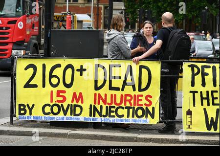 Londra, Regno Unito. I manifestanti anti anti anti-vax hanno continuato a combattere la vaccinazione contro la COVID, Piazza del Parlamento, Westminster. Foto Stock