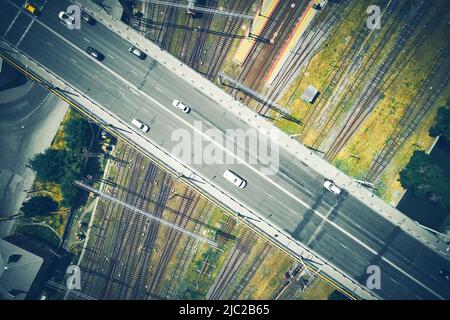Le auto passano in treno e passano dall'alto verso il basso, vista aerea Foto Stock
