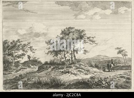 Un paesaggio collinare con una linea di alberi al centro. Sul sentiero, un uomo con braccio allungato si trova accanto ad un uomo a cavallo. Sull'altro lato del lotto dell'albero un camminatore con un bastone nelle sue mani., Paesaggio con pilota e pedone, tipografo: Hermanus Fock, (menzionato sull'oggetto), Amsterdam, 1781 - 1822, carta, incisione, h 172 mm x l 247 mm Foto Stock