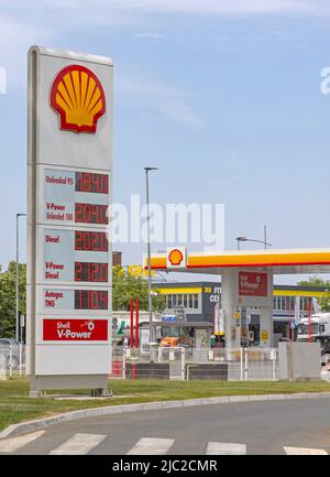 Novi Sad, Serbia - 21 maggio 2022: LED Display Fuel Prices Totem at Modern Shell benzina Station in City of Novi Sad. Foto Stock