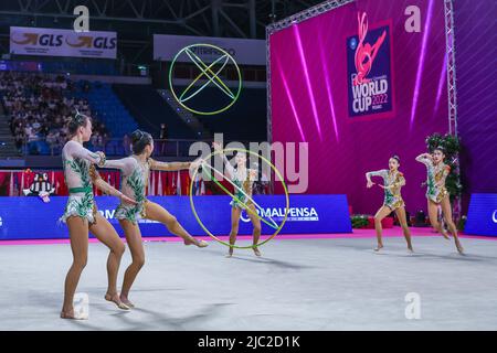 Pesaro, Italia. 05th giugno 2022. La squadra del gruppo cinese durante la Ginnastica ritmica della Coppa del mondo 2022 Pesaro alla Vitrifrigo Arena di Pesaro. (Foto di Fabrizio Carabelli/SOPA Images/Sipa USA) Credit: Sipa USA/Alamy Live News Foto Stock