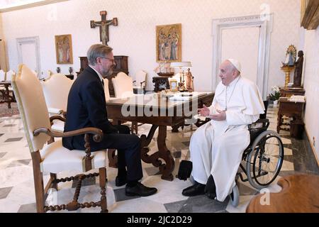 Città del Vaticano, Vaticano. 09 giugno 2022. Papa Francesco incontra Petr Fiala, primo Ministro della Repubblica Ceca, con la sua consorte, durante un'udienza privata. (Foto di Vatican Media). Credit: Media Vaticani/Picciarella/Alamy Live News Foto Stock