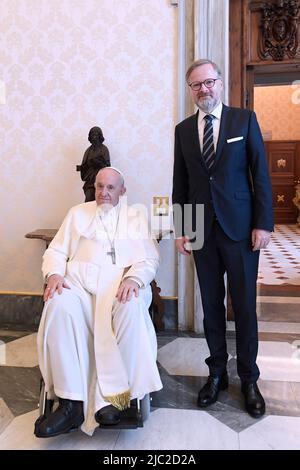 Città del Vaticano, Vaticano. 09 giugno 2022. Papa Francesco incontra Petr Fiala, primo Ministro della Repubblica Ceca, con la sua consorte, durante un'udienza privata. (Foto di Vatican Media). Credit: Media Vaticani/Picciarella/Alamy Live News Foto Stock