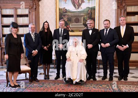 Città del Vaticano, Vaticano. 09 giugno 2022. Papa Francesco incontra Petr Fiala, primo Ministro della Repubblica Ceca, con la sua consorte, durante un'udienza privata. (Foto di Vatican Media). Credit: Media Vaticani/Picciarella/Alamy Live News Foto Stock