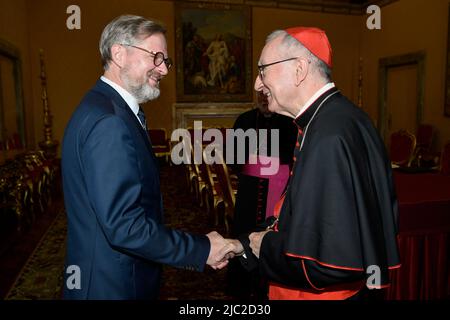 Città del Vaticano, Vaticano. 09 giugno 2022. Il Segretario di Stato Vaticano, il Cardinale Pietro Parolin, incontra Petr Fiala, primo Ministro della Repubblica Ceca, con la sua consorte, durante un'udienza privata. (Foto di Vatican Media). Credit: Media Vaticani/Picciarella/Alamy Live News Foto Stock