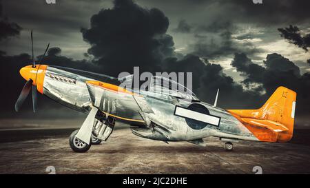 storico uccello da guerra su una pista contro un cielo drammatico Foto Stock