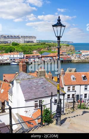 Whitby Yorkshire vista del porto di Whitby dai 199 passi in città da Abbey Whitby North Yorkshire Inghilterra Gran Bretagna GB Europa Foto Stock