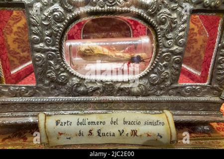 L'omero - l'osso superiore del braccio - del braccio sinistro di Santa Lucia, una reliquia, è esposto ai piedi dell'altare nella cappella di Santa Lucia (Santa Lucia) nella Cattedrale di Siracusa, in Sicilia. Italia. (129) Foto Stock