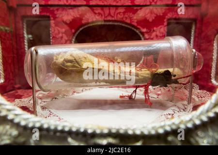 L'omero - l'osso superiore del braccio - del braccio sinistro di Santa Lucia, una reliquia, è esposto ai piedi dell'altare nella cappella di Santa Lucia (Santa Lucia) nella Cattedrale di Siracusa, in Sicilia. Italia. (129) Foto Stock