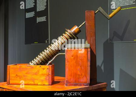 Modello di lavoro a vite Archimedes per illustrare come la vite potrebbe sollevare l'acqua in modo efficiente e con meno sforzo rispetto all'alternativa precedente. (129) Foto Stock