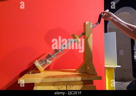 Modello di lavoro a vite Archimedes per illustrare come la vite potrebbe sollevare l'acqua in modo efficiente e con meno sforzo rispetto all'alternativa precedente. (129) Foto Stock