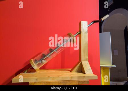 Modello di lavoro a vite Archimedes per illustrare come la vite potrebbe sollevare l'acqua in modo efficiente e con meno sforzo rispetto all'alternativa precedente. (129) Foto Stock
