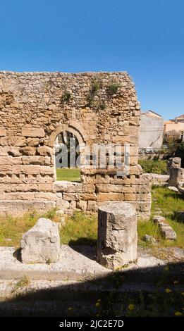 Mura in rovina colonne doriche rotte del Tempio di Apollo / tempio di Apollo a Largo XXV Luglio, 96100 Siracusa SR, l'isola di Ortigia, Siracusa in Sicilia, Italia (129) Foto Stock