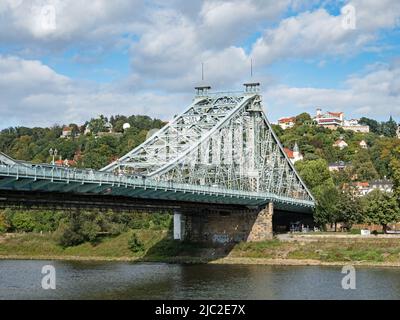 Dresda, Sassonia, Germania - 17 settembre 2019: Punto di riferimento della città di Dresda - Ponte Loschwitz meraviglia blu sul fiume Elba Foto Stock