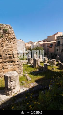 Mura in rovina colonne doriche rotte del Tempio di Apollo / tempio di Apollo a Largo XXV Luglio, 96100 Siracusa SR, l'isola di Ortigia, Siracusa in Sicilia, Italia (129) Foto Stock