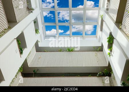 Interno di una sala di un edificio moderno con un soffitto di vetro trasparente Foto Stock