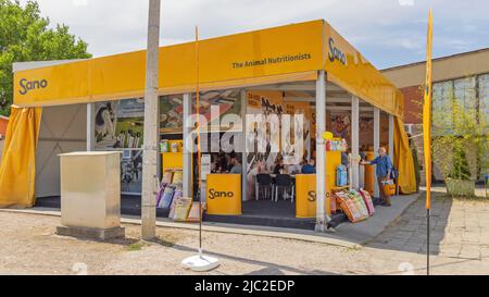 Novi Sad, Serbia - 21 maggio 2022: Sani Animal nutritionists Booth all'Agriculture Trade Show Expo. Foto Stock