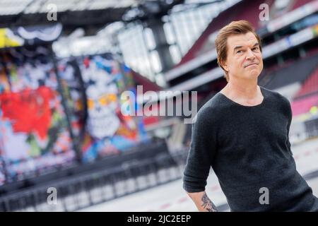 Colonia, Germania. 09th giugno 2022. Campino (nome civile: Andreas Frege), cantante della band punk "Die Toten Hosen", si trova di fronte al palco al RheinEnergieStadion prima dell'inizio ufficiale del tour anniversario "Alles aus Liebe - 40 Jahre Die Toten Hosen". Il tour inizia il 10,06. A Colonia. Credit: Rolf Vennenbernd/dpa/Alamy Live News Foto Stock