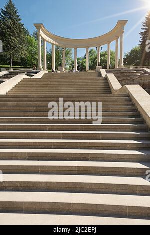 L'antica Cascade Stairs .Resort Park - Kislovodsk, Russia - 28 maggio 2022 Foto Stock