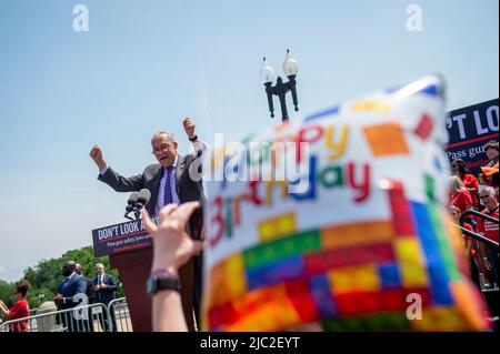 Chuck Schumer (democratico di New York), leader della maggioranza del Senato degli Stati Uniti, offre osservazioni durante una protesta da Everytown per la sicurezza della pistola e le sue reti di base, Moms Demand Action e Students Demand Action, vicino al Campidoglio degli Stati Uniti a Washington, mercoledì 8 giugno 2022. Foto di Rod Lammey/CNP/ABACAPRESS.COM Foto Stock