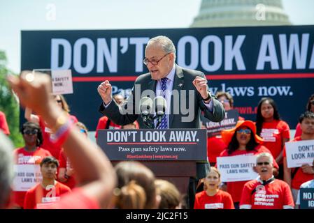 Chuck Schumer (democratico di New York), leader della maggioranza del Senato degli Stati Uniti, offre osservazioni durante una protesta da Everytown per la sicurezza della pistola e le sue reti di base, Moms Demand Action e Students Demand Action, vicino al Campidoglio degli Stati Uniti a Washington, mercoledì 8 giugno 2022. Foto di Rod Lammey/CNP/ABACAPRESS.COM Foto Stock