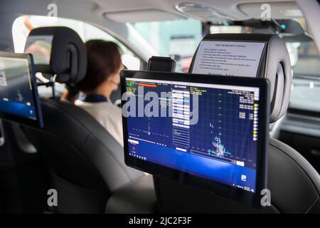 Seul, Corea del Sud. 9th giugno 2022. Un membro dello staff si dimostra in un taxi auto-guidato a Gangnam di Seoul, Corea del Sud, 9 giugno 2022. Il governo metropolitano di Seul, insieme al Ministero della Terra, delle infrastrutture e dei Trasporti della Corea del Sud, ha avviato un'operazione di prova di due mesi del servizio di trasporto con auto-guida a Gangnam giovedì. Credit: Wang Yiliang/Xinhua/Alamy Live News Foto Stock