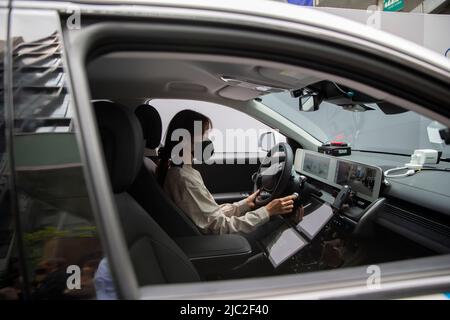 Seul, Corea del Sud. 9th giugno 2022. Un membro dello staff si dimostra in un taxi auto-guidato a Gangnam di Seoul, Corea del Sud, 9 giugno 2022. Il governo metropolitano di Seul, insieme al Ministero della Terra, delle infrastrutture e dei Trasporti della Corea del Sud, ha avviato un'operazione di prova di due mesi del servizio di trasporto con auto-guida a Gangnam giovedì. Credit: Wang Yiliang/Xinhua/Alamy Live News Foto Stock