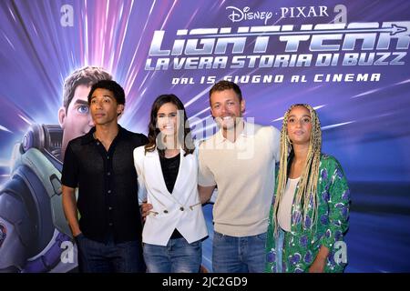 Roma, Italia. 09th giugno 2022. Con le voci italiane Alberto Malanchino (Buzz Lightyear), Ludovico Tersegni (Sox), Esther Elisha (Alisha Hawthorne), Linda Raimondo durante la fotocall del nuovo film Disney e Pixar. Lightyear - la vera storia di Buzz, regia di Angus MacLane The Space Cinema moderno, Roma. 9 giugno 2022 Credit: dpa/Alamy Live News Foto Stock