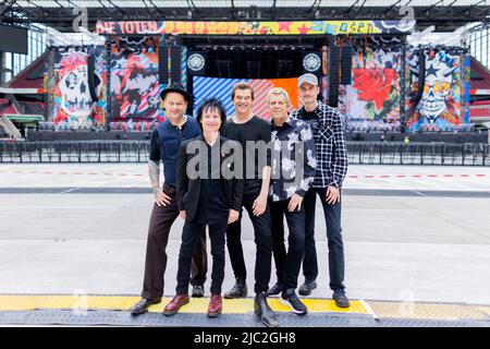 Colonia, Germania. 09th giugno 2022. Campino (M, nome civile: Andreas Frege), cantante della band punk 'Die Toten Hosen', Andreas von Holst (l, Kuddel), Michael Breitkopf (r, Breiti), Andreas Meurer (Andi) e Stephen George Ritchie (2nd da sinistra, vom Ritchie), Stand di fronte al palco nel RheinEnergieStadion prima dell'inizio ufficiale del tour anniversario 'Alles aus Liebe - 40 Jahre Die Toten Hosen'. Il tour inizia il 10,06. A Colonia. Credit: Rolf Vennenbernd/dpa/Alamy Live News Foto Stock