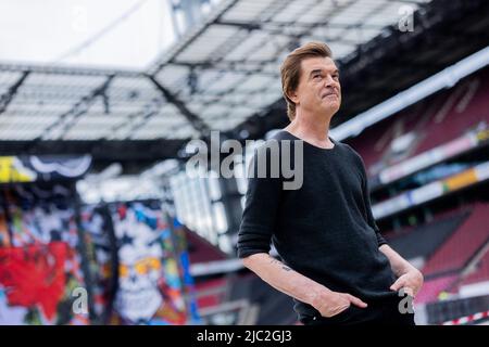 Colonia, Germania. 09th giugno 2022. Campino (nome civile: Andreas Frege), cantante della band punk "Die Toten Hosen", si trova di fronte al palco al RheinEnergieStadion prima dell'inizio ufficiale del tour anniversario "Alles aus Liebe - 40 Jahre Die Toten Hosen". Il tour inizia il 10,06. A Colonia. Credit: Rolf Vennenbernd/dpa/Alamy Live News Foto Stock