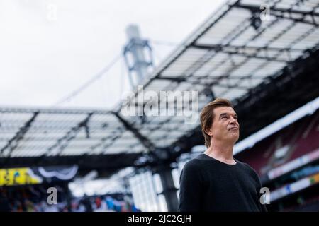 Colonia, Germania. 09th giugno 2022. Campino (nome civile: Andreas Frege), cantante della band punk "Die Toten Hosen", si trova di fronte al palco al RheinEnergieStadion prima dell'inizio ufficiale del tour anniversario "Alles aus Liebe - 40 Jahre Die Toten Hosen". Il tour inizia il 10,06. A Colonia. Credit: Rolf Vennenbernd/dpa/Alamy Live News Foto Stock