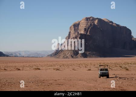 Veicolo 4x4 nel deserto di Wadi Rum in Giordania Foto Stock