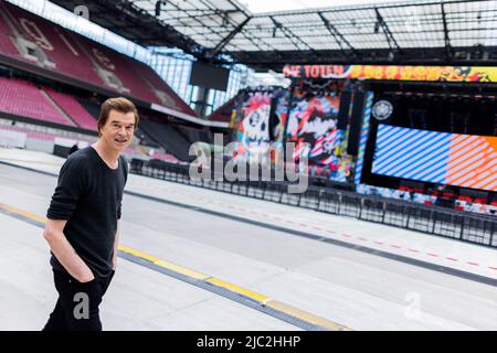 Colonia, Germania. 09th giugno 2022. Campino (nome civile: Andreas Frege), cantante della band punk "Die Toten Hosen", si trova di fronte al palco al RheinEnergieStadion prima dell'inizio ufficiale del tour anniversario "Alles aus Liebe - 40 Jahre Die Toten Hosen". Il tour inizia il 10,06. A Colonia. Credit: Rolf Vennenbernd/dpa/Alamy Live News Foto Stock