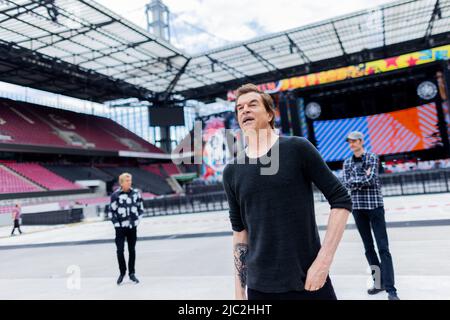 Colonia, Germania. 09th giugno 2022. Campino (nome civile: Andreas Frege), cantante della band punk "Die Toten Hosen", si trova di fronte al palco al RheinEnergieStadion prima dell'inizio ufficiale del tour anniversario "Alles aus Liebe - 40 Jahre Die Toten Hosen". Il tour inizia il 10,06. A Colonia. Credit: Rolf Vennenbernd/dpa/Alamy Live News Foto Stock