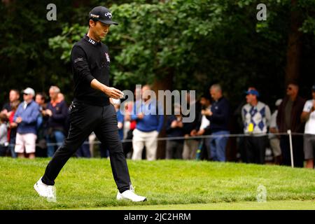 Il Kevin Na degli Stati Uniti dopo aver superato la 5th buche durante il giorno uno della LIV Golf Invitational Series al Centurion Club, Hertfordshire. Data foto: Giovedì 9 giugno 2022. Foto Stock